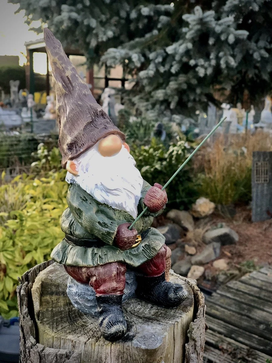 Kabouter Met Hengel 25,6 Cm Hoog - Kabouter - Tuinkabouter - Polyester - Polystone - Beeld - Tuinbeeld - Hoogkwalitatieve Kunststof - Decoratiefiguur - Interieur - Accessoire - Voor Binnen - Voor Buiten - Cadeau - Geschenk - Nieuwjaar - Kerst